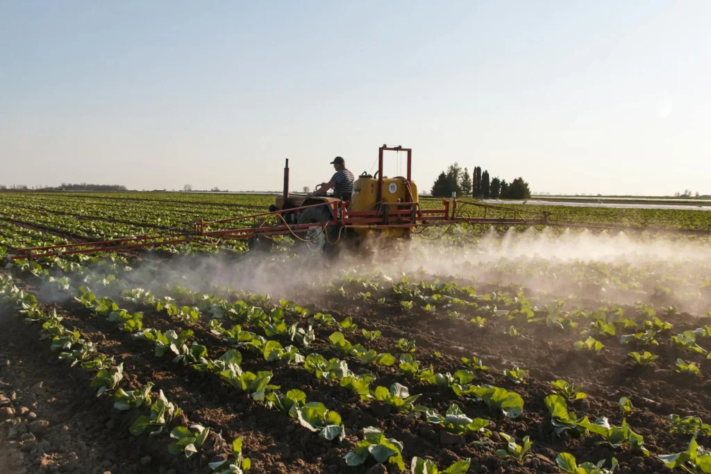 Las higueras Agro fumigación en campo por tractor